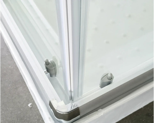 Detailansicht einer Duschkabine mit Eckeinstieg und Ecke