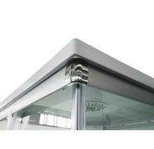 Detailaufnahme einer Duschkabine mit Ecke und Glaswand