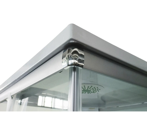 Detailaufnahme einer Duschkabine mit Ecke und Glaswand