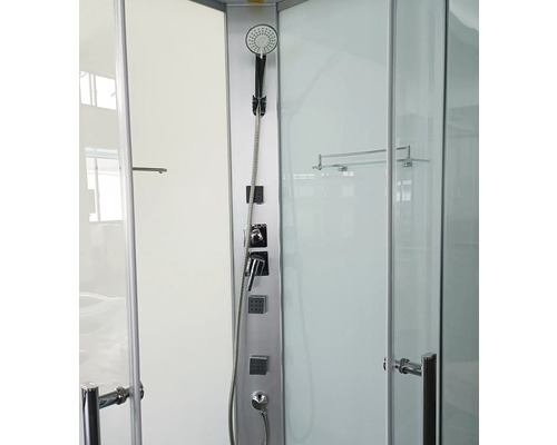 Dusche mit Duschpaneel und Glastüren