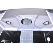 Innenansicht einer Duschkabine mit Kopfbrause und Deckenbeleuchtung