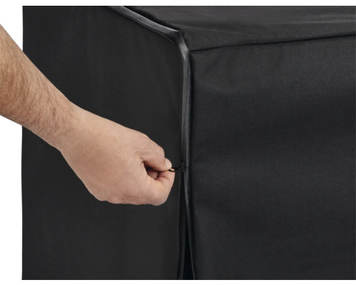 Person schließt Reißverschluss einer Schutzhülle