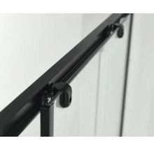 Detailansicht einer Duschkabine mit schwarzen Beschlägen und klarem Glas.