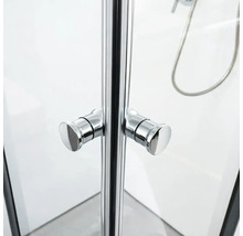 Detailaufnahme einer Duschkabine mit Griffen