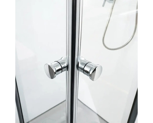 Detailaufnahme einer Duschkabine mit Griffen