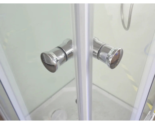 Detailaufnahme der Griffe einer Duschkabine.