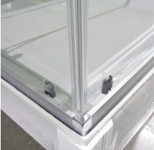 Detailansicht einer Duschkabine mit Aluminiumrahmen und transparentem Glas
