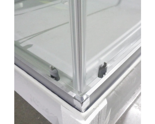 Detailansicht einer Duschkabine mit Aluminiumrahmen und transparentem Glas