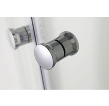 Detailaufnahme eines Türgriffs aus Metall an einer Duschkabine