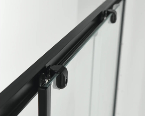 Detailansicht einer Duschkabine mit schwarzen Beschlägen und klarem Glas