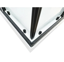 Detailansicht einer Duschkabine mit schwarzem Rahmen und Beschlägen