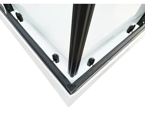 Detailansicht einer Duschkabine mit schwarzem Rahmen und Beschlägen