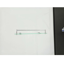 Glasablage mit Handtuchhalter im Badezimmer