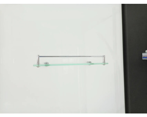 Glasablage mit Handtuchhalter im Badezimmer