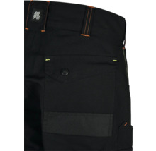 Detailansicht einer schwarzen Arbeitshose mit Gesäßtasche und Herstellerlogo