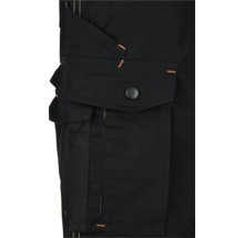 Detailaufnahme einer Arbeitshose mit Tasche und Knopf