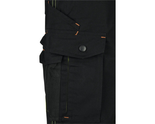 Detailaufnahme einer Arbeitshose mit Tasche und Knopf