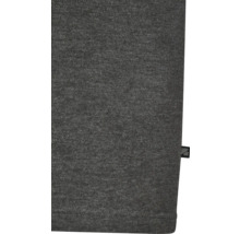 Detailansicht eines grauen Baumwoll-Poloshirts mit kleinem Logo-Etikett