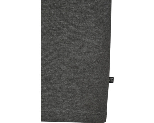 Detailansicht eines grauen Baumwoll-Poloshirts mit kleinem Logo-Etikett