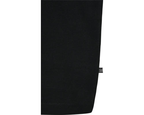 Detailansicht eines schwarzen Stoffes mit einem Etikett.