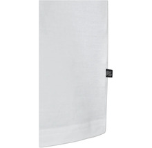 Detailansicht eines weißen Textilstoffs mit kleinem Etikett