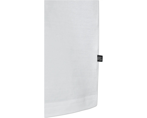 Detailansicht eines weißen Textilstoffs mit kleinem Etikett