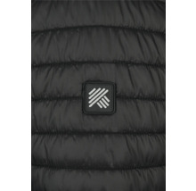 Detail einer gesteppten Jacke mit Firmenlogo