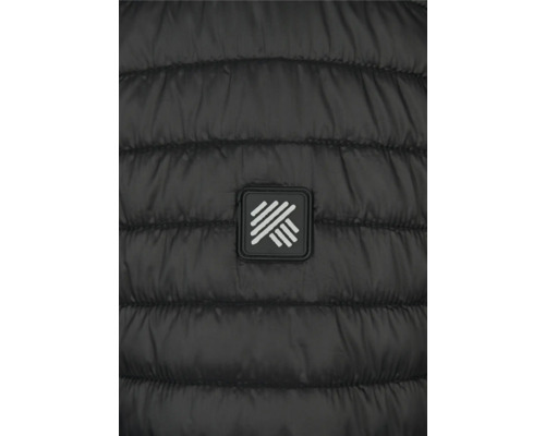 Detail einer gesteppten Jacke mit Firmenlogo