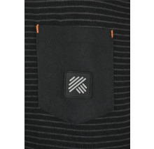 Detailaufnahme einer Tasche mit Logo auf einem gestreiften Stoff.