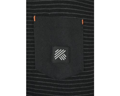 Detailaufnahme einer Tasche mit Logo auf einem gestreiften Stoff.