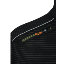 Detailaufnahme einer schwarzen Strickjacke mit Reißverschlusstasche