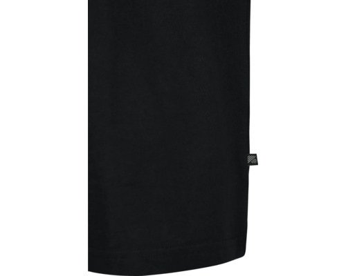 Detailansicht eines schwarzen T-Shirts mit kleinem Logoetikett.