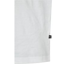 Detailansicht eines weißen T-Shirts mit einem kleinen Etikett