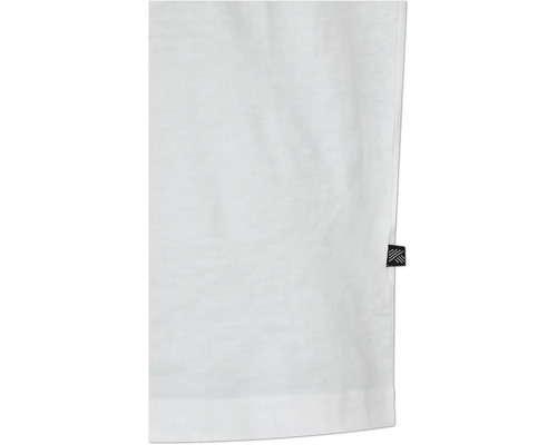 Detailansicht eines weißen T-Shirts mit einem kleinen Etikett