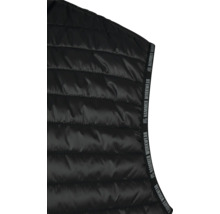 Detail einer schwarzen gesteppten Arbeitsweste mit Hammer Workwear Logo.