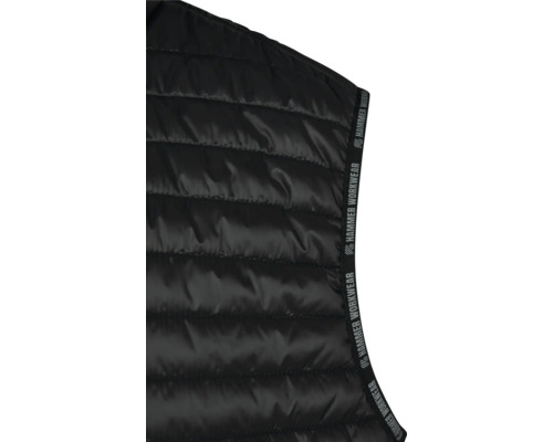 Detail einer schwarzen gesteppten Arbeitsweste mit Hammer Workwear Logo.