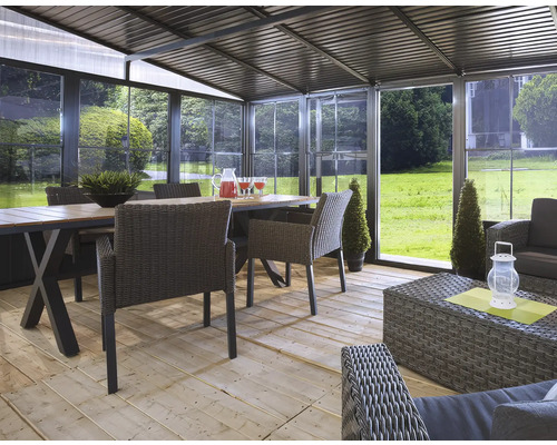 Helle Veranda mit Esstisch, Stühlen und Lounge-Möbeln für den Außenbereich