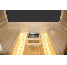 Innenansicht einer Sauna mit Holzbänken, Saunaofen und Holzkübel mit Schöpfkelle