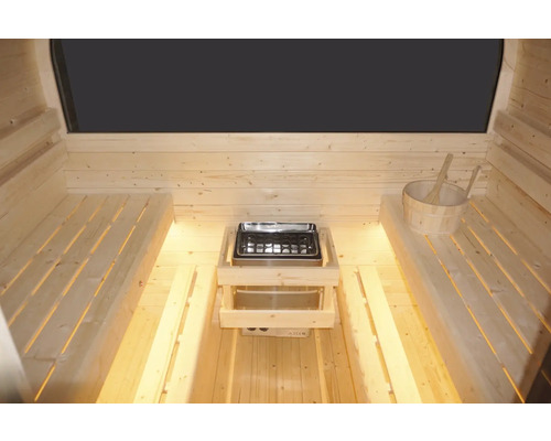 Innenansicht einer Sauna mit Holzbänken, Saunaofen und Holzkübel mit Schöpfkelle