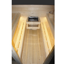 Innenansicht einer Sauna mit Saunaofen und Holzbänken