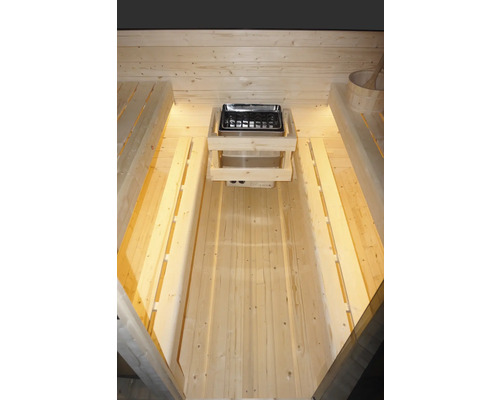 Innenansicht einer Sauna mit Saunaofen und Holzbänken