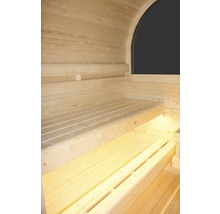 Innenansicht einer Sauna mit Holzbänken und Fenster