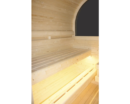 Innenansicht einer Sauna mit Holzbänken und Fenster