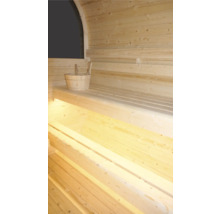 Innenansicht einer Sauna mit Holzbänken und einem Holzeimer