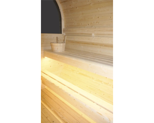 Innenansicht einer Sauna mit Holzbänken und einem Holzeimer
