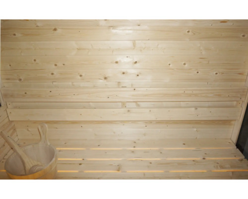 Holzsauna mit Holzkübel und Holzlöffel