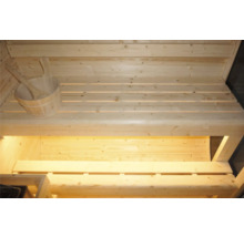 Innenausstattung einer Sauna mit Holzeimer und Kelle