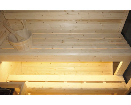 Innenausstattung einer Sauna mit Holzeimer und Kelle