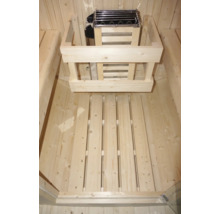 Innenraum einer Sauna mit Holzofen und Lattenrost