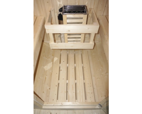Innenraum einer Sauna mit Holzofen und Lattenrost